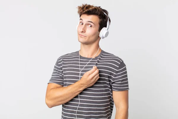 Jovem Homem Bonito Que Parece Arrogante Bem Sucedido Positivo Orgulhoso — Fotografia de Stock