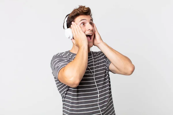 Jovem Homem Bonito Sentindo Feliz Animado Surpreso Ouvir Música Conceito — Fotografia de Stock