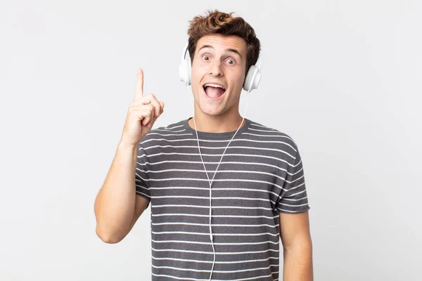 Jovem Homem Bonito Sentindo Como Gênio Feliz Animado Depois Perceber — Fotografia de Stock