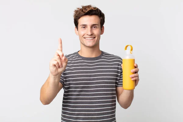 Jovem Bonito Homem Sorrindo Orgulhosamente Confiantemente Fazendo Número Segurando Uma — Fotografia de Stock