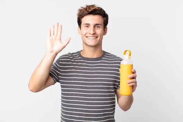 Junger Gutaussehender Mann Lächelt Glücklich Winkt Mit Der Hand Begrüßt — Stockfoto