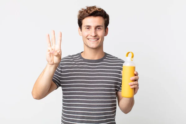 Jovem Bonito Homem Sorrindo Olhando Amigável Mostrando Número Três Segurando — Fotografia de Stock