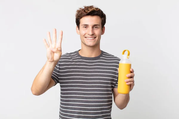 Jovem Bonito Homem Sorrindo Olhando Amigável Mostrando Número Quatro Segurando — Fotografia de Stock