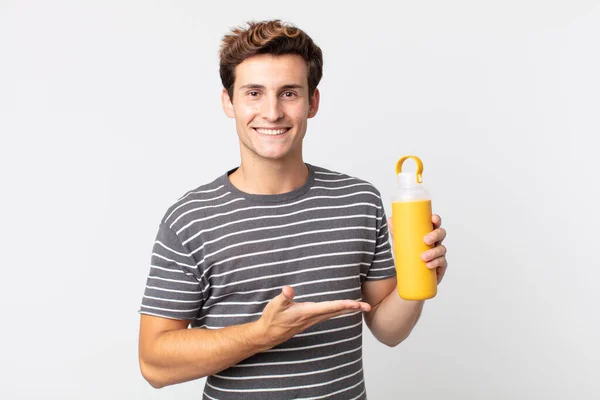 Jovem Bonito Homem Sorrindo Alegremente Sentindo Feliz Mostrando Conceito Segurando — Fotografia de Stock