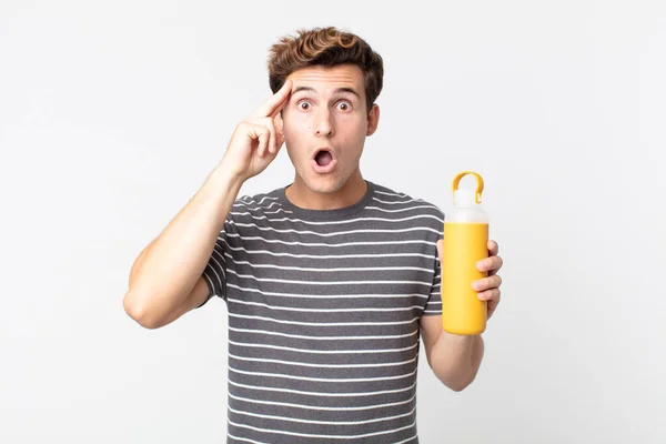 Joven Hombre Guapo Mirando Sorprendido Realizando Nuevo Pensamiento Idea Concepto —  Fotos de Stock