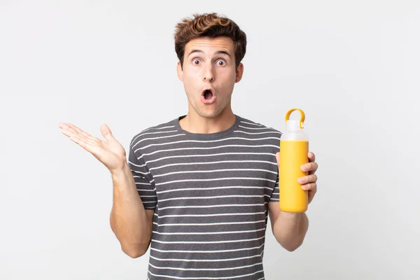 Joven Hombre Guapo Mirando Sorprendido Sorprendido Con Mandíbula Caída Sosteniendo — Foto de Stock