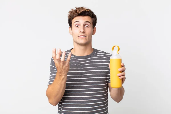 Jeune Homme Beau Regardant Désespéré Frustré Stressé Tenant Thermos Café — Photo