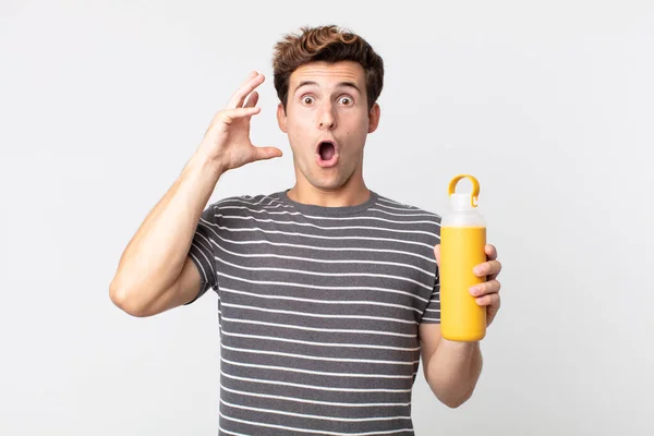 Joven Hombre Guapo Gritando Con Las Manos Alto Sosteniendo Termo — Foto de Stock