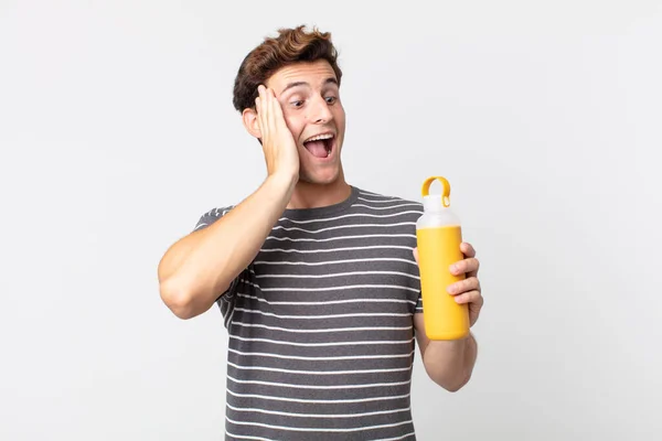 Jovem Homem Bonito Sentindo Feliz Animado Surpreso Segurando Uma Garrafa — Fotografia de Stock