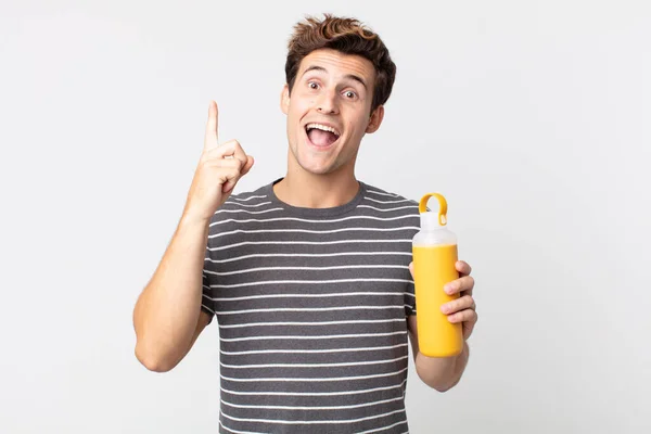 Jovem Homem Bonito Sentindo Como Gênio Feliz Animado Depois Perceber — Fotografia de Stock