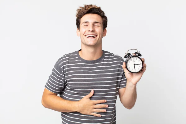 Jovem Homem Bonito Rindo Voz Alta Alguma Piada Hilariante Segurando — Fotografia de Stock