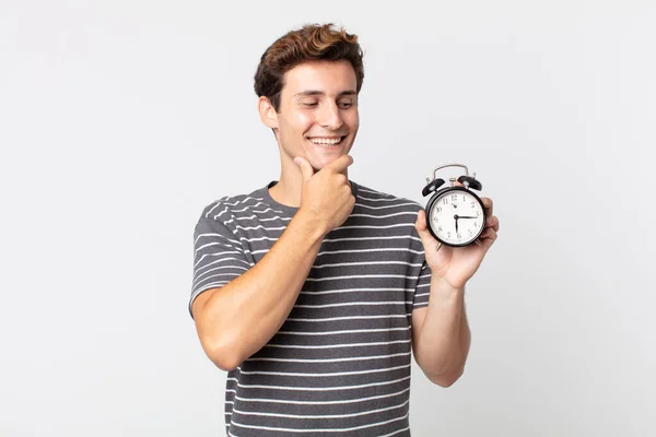 Junger Gutaussehender Mann Mit Glücklichem Selbstbewusstem Gesichtsausdruck Die Hand Kinn — Stockfoto