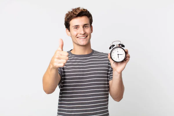 Jovem Bonito Homem Sentindo Orgulhoso Sorrindo Positivamente Com Polegares Para — Fotografia de Stock