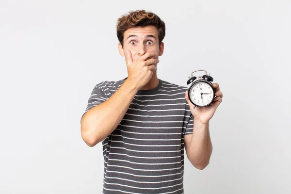 Jeune Homme Beau Couvrant Bouche Avec Les Mains Avec Choc — Photo