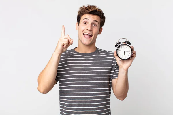 Jovem Homem Bonito Sentindo Como Gênio Feliz Animado Depois Perceber — Fotografia de Stock