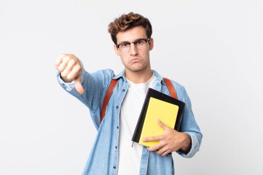 Genç ve yakışıklı bir adam kendini kötü hissediyor, baş parmağını kaldırıyor. Üniversite öğrencisi konsepti