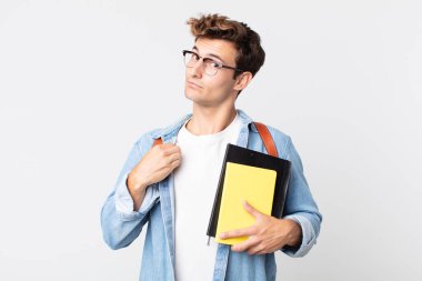 Genç yakışıklı adam kibirli, başarılı, pozitif ve gururlu görünüyor. Üniversite öğrencisi konsepti