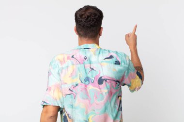 Genç yakışıklı adam dikiz aynası ve fotokopi alanı üzerinde duran ve objeyi işaret eden