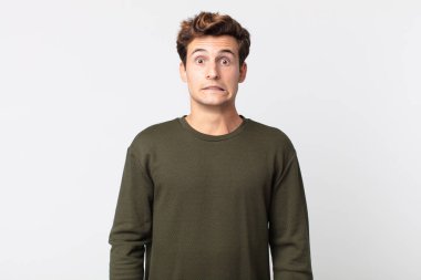 yakışıklı delikanlı beyaz zemin üzerine