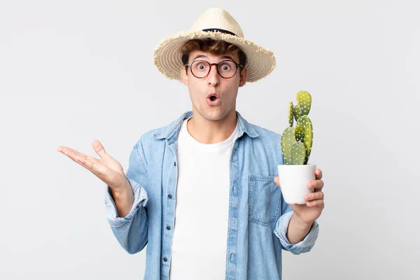 Joven Hombre Guapo Mirando Sorprendido Sorprendido Con Mandíbula Caída Sosteniendo —  Fotos de Stock