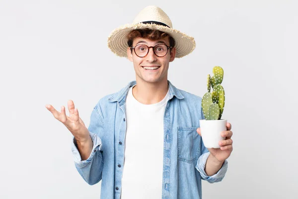 Joven Hombre Guapo Sentirse Feliz Sorprendido Darse Cuenta Una Solución —  Fotos de Stock