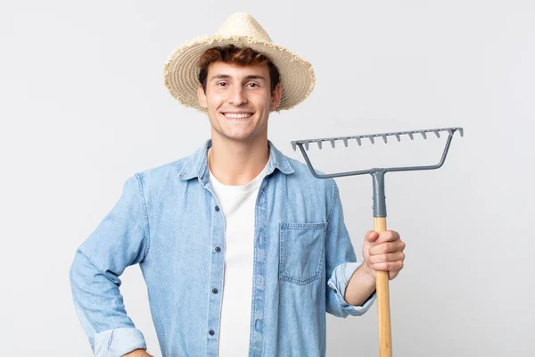 Joven Hombre Guapo Sonriendo Felizmente Con Una Mano Cadera Confiado —  Fotos de Stock