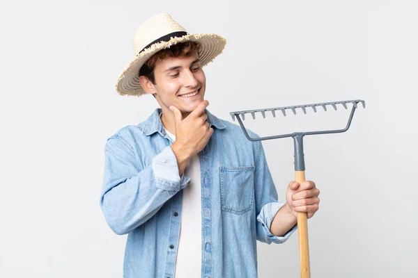 Jovem Homem Bonito Sorrindo Feliz Sonhando Acordado Duvidando Conceito Agricultor — Fotografia de Stock