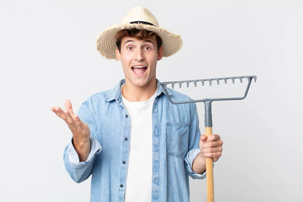 Joven Hombre Guapo Sintiéndose Feliz Asombrado Por Algo Increíble Concepto —  Fotos de Stock