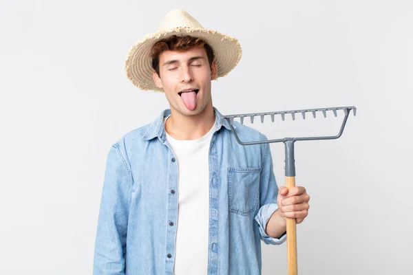 Joven Hombre Guapo Con Actitud Alegre Rebelde Bromeando Sacando Lengua —  Fotos de Stock