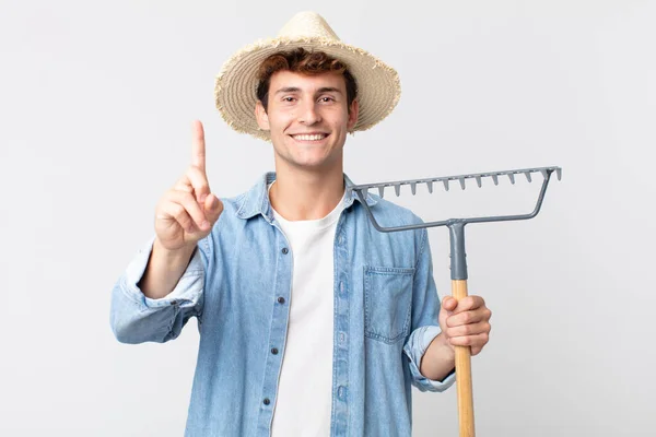 Joven Hombre Guapo Sonriendo Orgullosamente Con Confianza Haciendo Número Uno —  Fotos de Stock