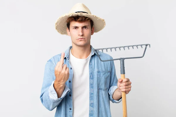 Jovem Homem Bonito Sentindo Irritado Irritado Rebelde Agressivo Conceito Agricultor — Fotografia de Stock