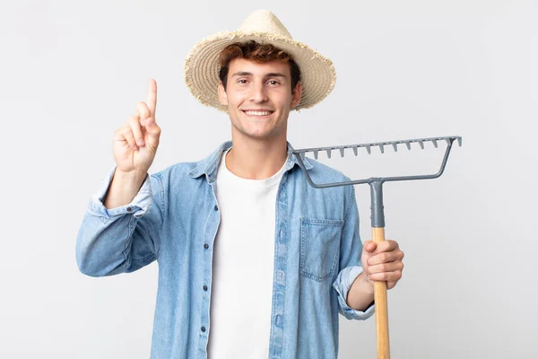 Jonge Knappe Man Glimlachend Vriendelijk Toont Nummer Één Landbouwconcept — Stockfoto