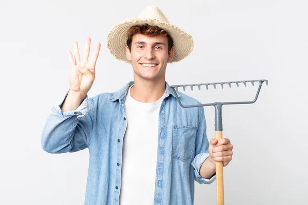 Jonge Knappe Man Glimlachend Vriendelijk Toont Nummer Vier Landbouwconcept — Stockfoto