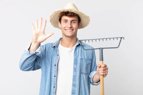 Jovem Bonito Homem Sorrindo Olhando Amigável Mostrando Número Cinco Conceito — Fotografia de Stock