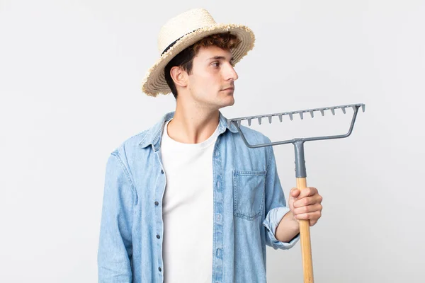 Jonge Knappe Man Profiel Bekijk Denken Verbeelden Dagdromen Landbouwconcept — Stockfoto