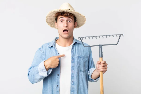 Joven Hombre Guapo Mirando Sorprendido Sorprendido Con Boca Abierta Apuntando —  Fotos de Stock