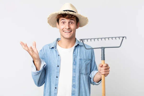 Joven Hombre Guapo Sentirse Feliz Sorprendido Darse Cuenta Una Solución —  Fotos de Stock