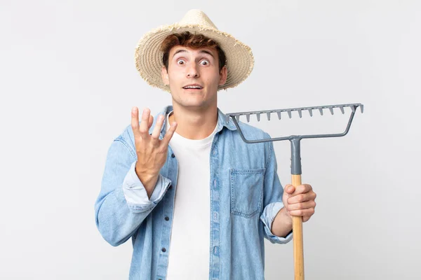 Jovem Homem Bonito Olhar Desesperado Frustrado Estressado Conceito Agricultor — Fotografia de Stock