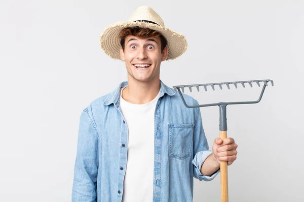 Joven Hombre Guapo Buscando Feliz Gratamente Sorprendido Concepto Agricultor —  Fotos de Stock