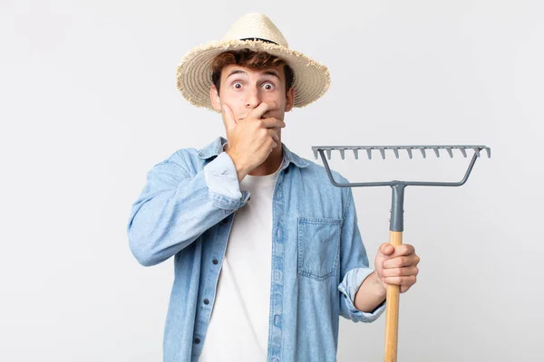 Joven Hombre Guapo Cubriendo Boca Con Las Manos Con Shock —  Fotos de Stock