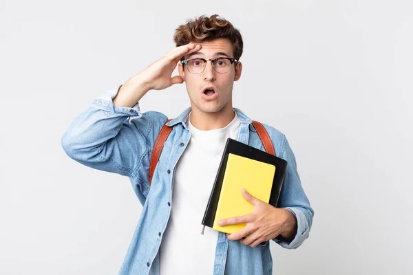 Ung Stilig Man Ser Glad Förvånad Och Förvånad Universitetets Studentkoncept — Stockfoto