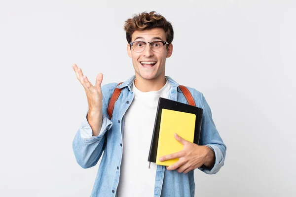 Jeune Homme Beau Sentant Heureux Étonné Quelque Chose Incroyable Concept — Photo