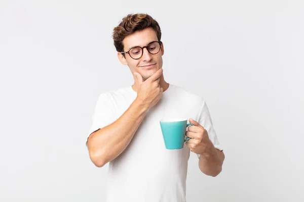 Joven Hombre Guapo Sonriendo Feliz Soñando Despierto Dudando Sosteniendo Una — Foto de Stock