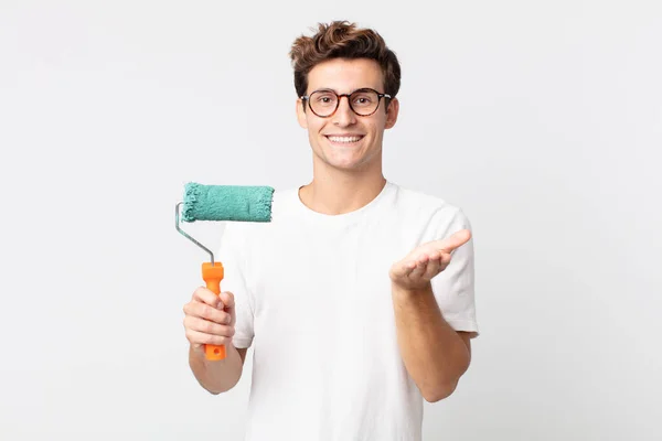 Jovem Homem Bonito Sorrindo Feliz Com Amigável Oferecendo Mostrando Conceito — Fotografia de Stock