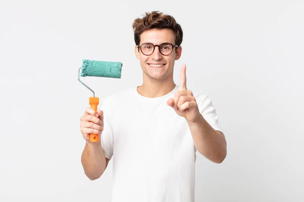 Jovem Bonito Homem Sorrindo Orgulhosamente Confiantemente Fazendo Número Segurando Uma — Fotografia de Stock