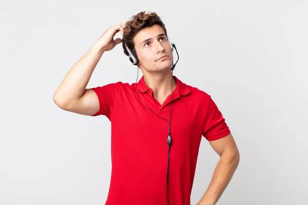 Young Handsome Man Feeling Puzzled Confused Scratching Head Telemarketer Concept — Stock Photo, Image