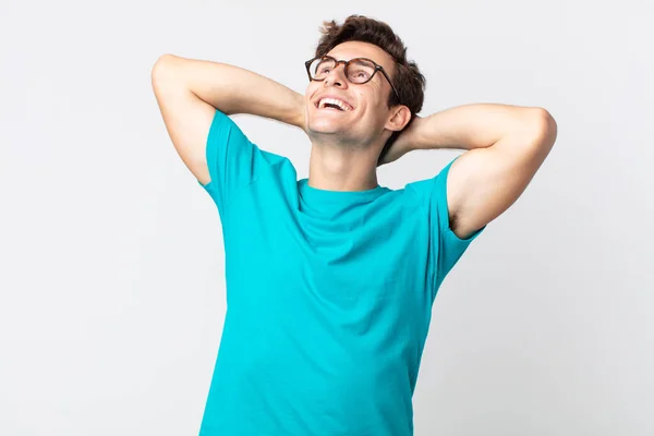 Joven Hombre Guapo Sonriendo Sintiéndose Relajado Satisfecho Despreocupado Riendo Positivamente —  Fotos de Stock