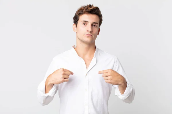Genç Yakışıklı Adam Gururlu Pozitif Iki Eliyle Göğsünü Gösteren — Stok fotoğraf