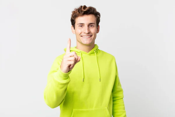 Joven Hombre Guapo Sonriendo Orgullosamente Con Confianza Haciendo Pose Número —  Fotos de Stock