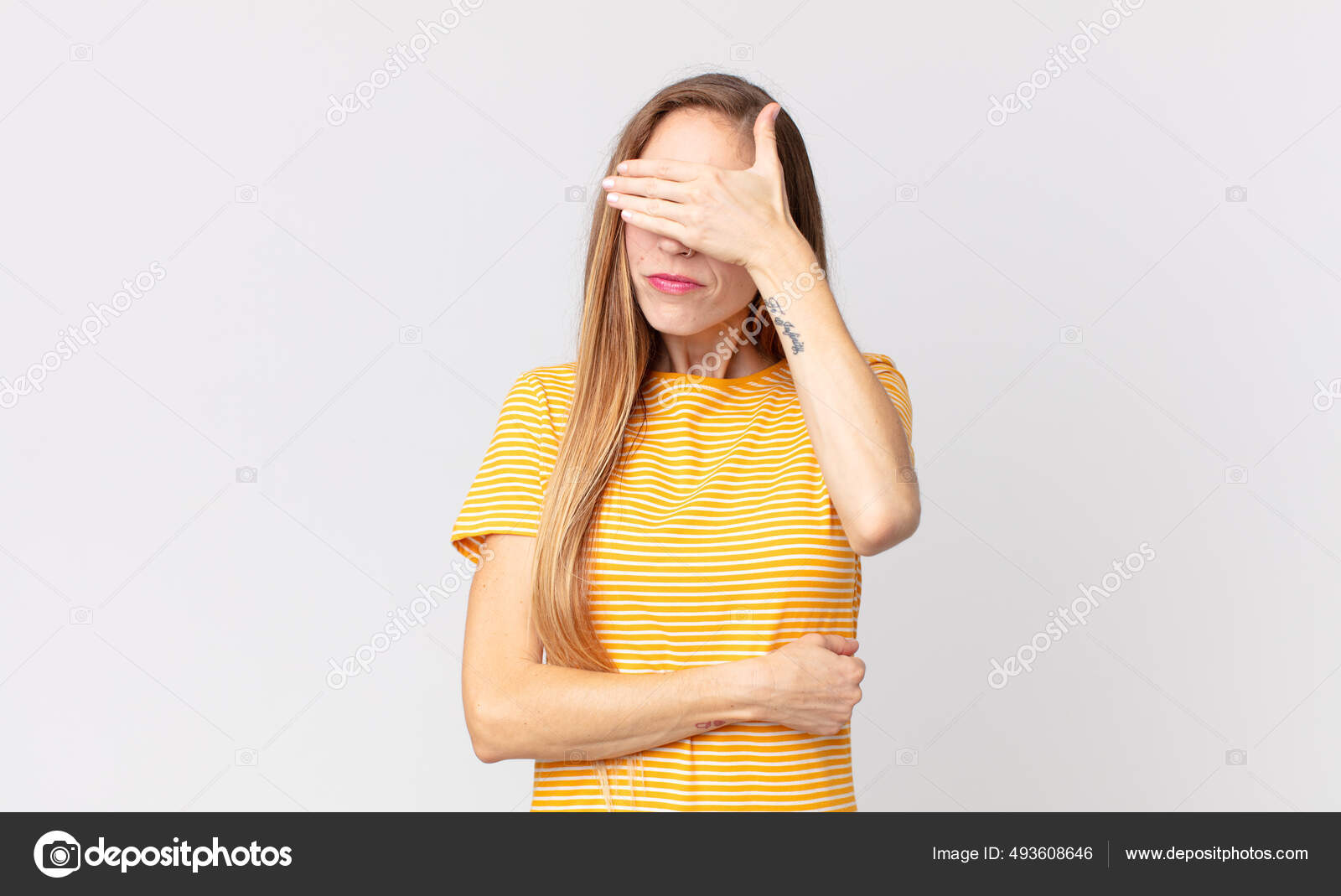 身材瘦弱的女人看上去很紧张羞愧或不安双手捂着脸 图库照片 C Kues